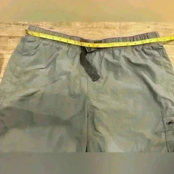 Columbia Omni-Shade Grey Buckle Shorts Size XL 9L - Picture 3 of 8